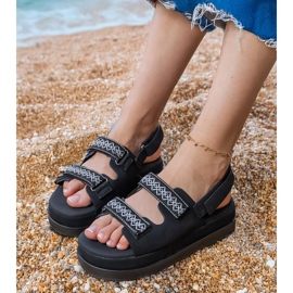 Sandales noires avec des rayures brodées sur la plate-forme le noir