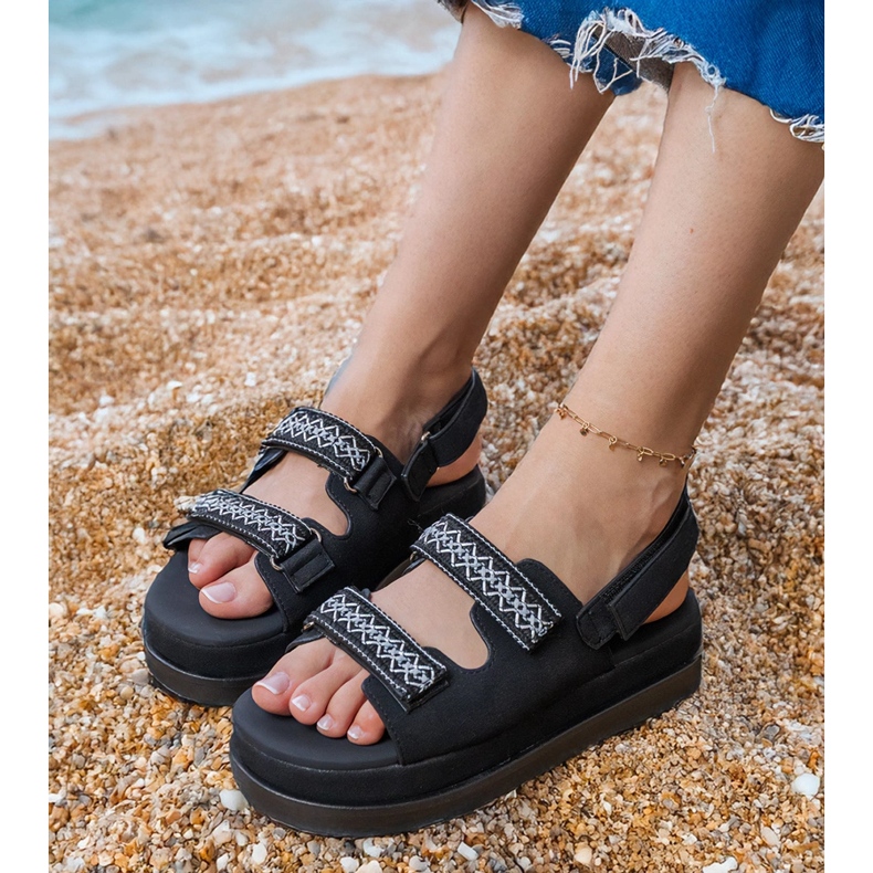 Sandales noires avec des rayures brodées sur la plate-forme le noir