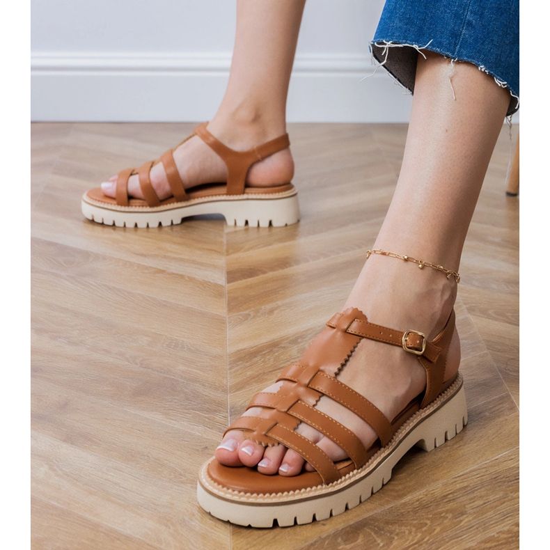 Sandales brunes avec une boucle