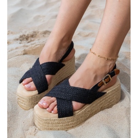 Sandales d'espadrilles noires sur la plate-forme avec des rayures