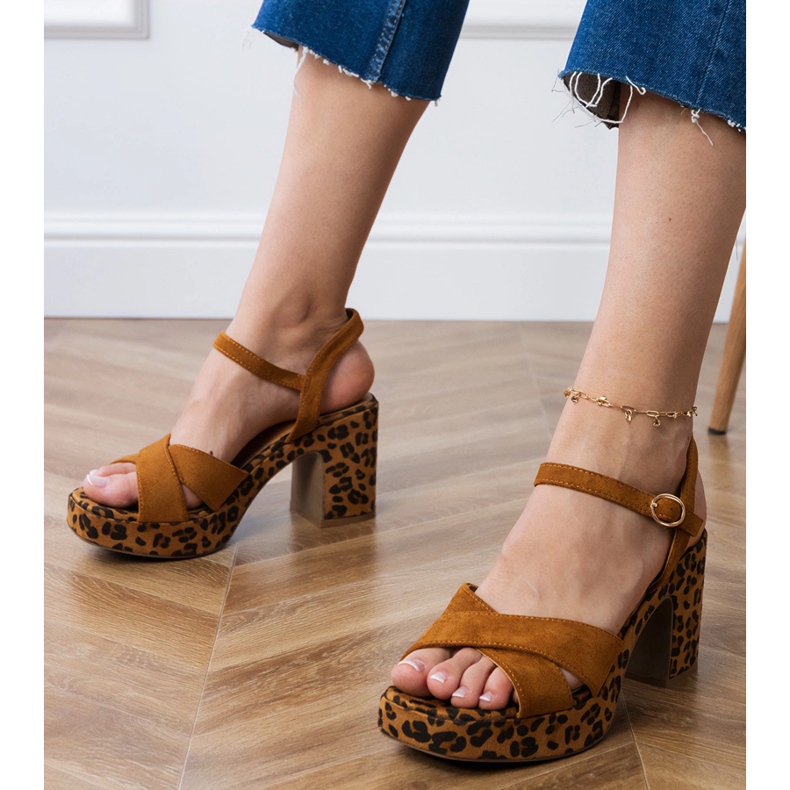 Sandales d'écosam brune sur le poteau