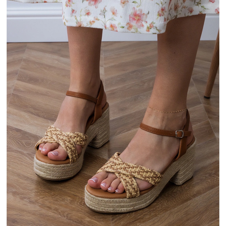 Les sandales brunes ont été tordues sur le poteau