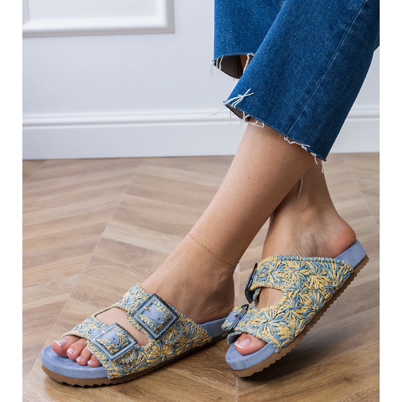 Volets au crochet bleu avec des pinces sur les rayures