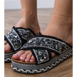 Les tongs noirs avec des rayures