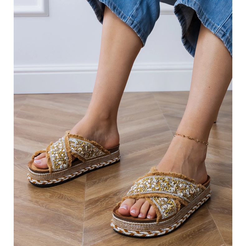 Les tongs beige avec des rayures