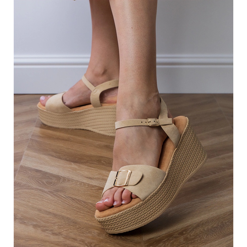 Sandales féminines brunes avec une boucle décorative Sandales féminines brunes avec une boucle décorative