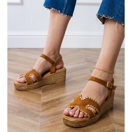 Sandales brunes avec broderie sur les bords Sandales brunes avec broderie sur les bords