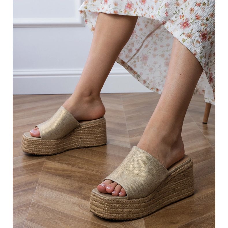 Les tongs Gold Espadrilles classiques sur la plate-forme d'or