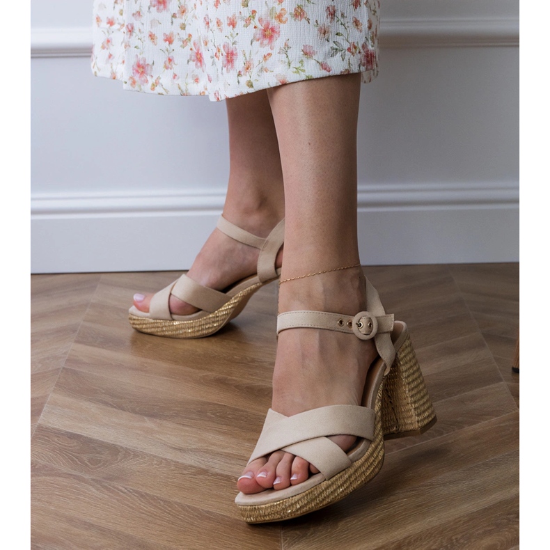Sandales beige avec rayures sur le poteau