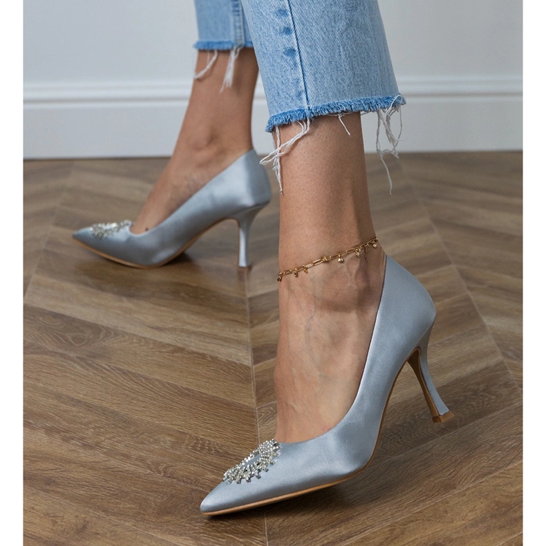 Pompes en satin d'argent avec zircons