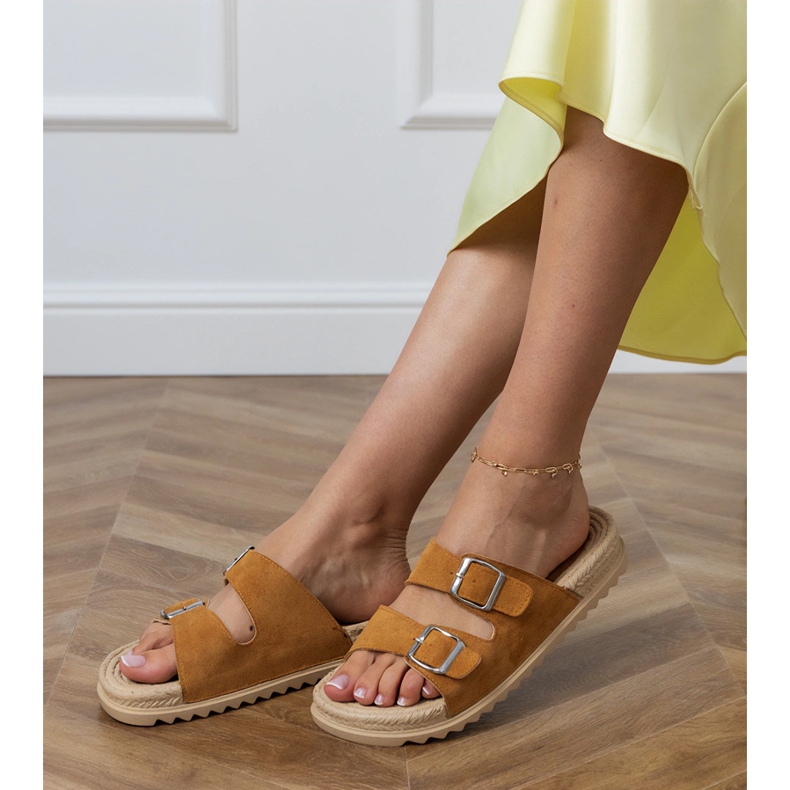 Les tongs plats bruns avec des rayures Les tongs plats bruns avec des rayures