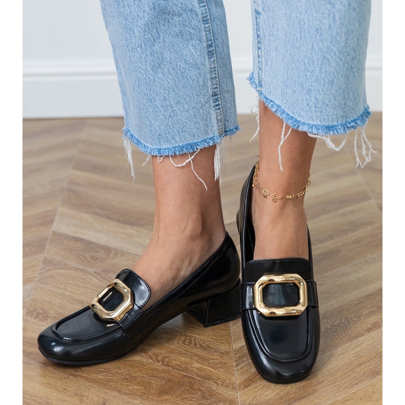 Chaussures à thèmes basses noires avec une décoration dorée le noir