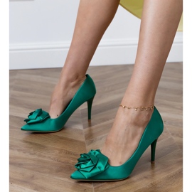 Pompes en satin vert avec une fleur