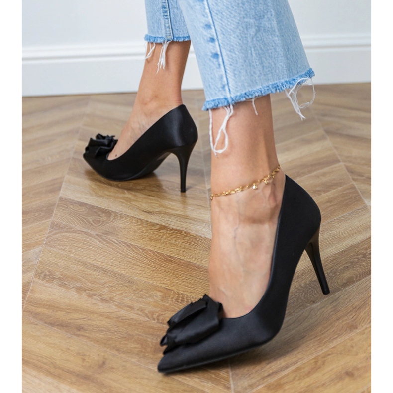 Pompes en satin noir avec une fleur le noir
