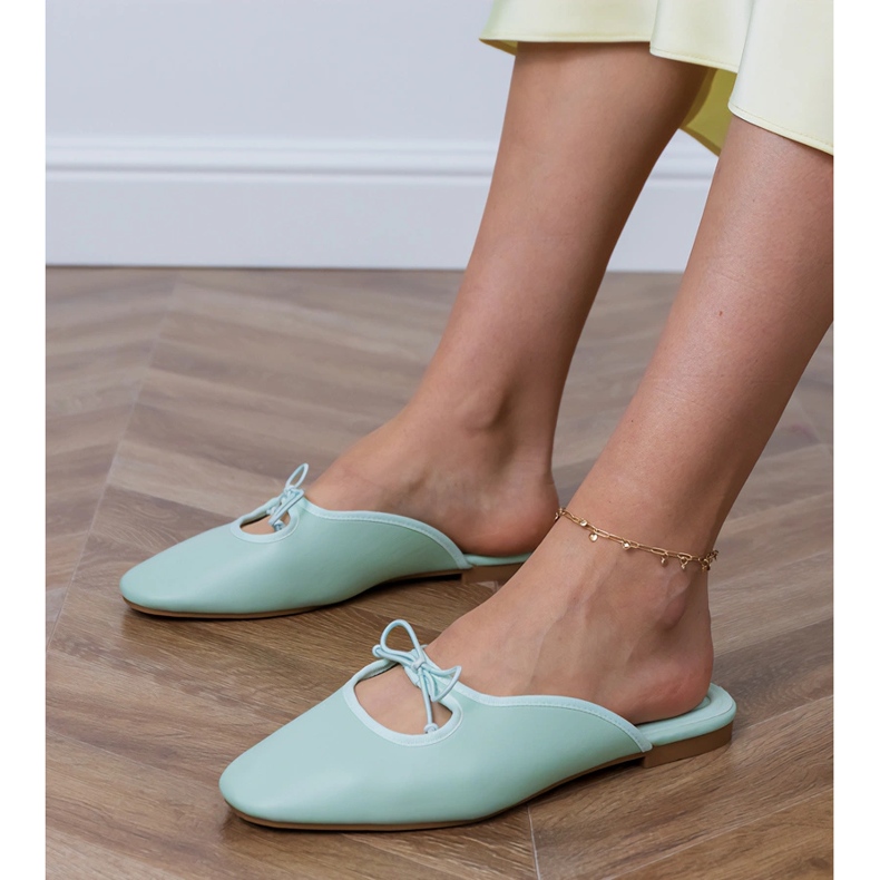 Green Flip -flops construit sur une semelle plate vert