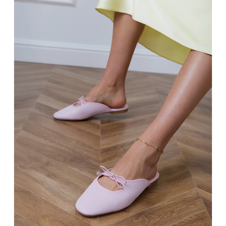 Flip rose -flops construit sur une semelle plate
