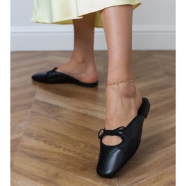 Black Flip -flops construit sur une semelle plate noir