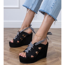 Sandales de coin noir avec un laçage décoratif le noir