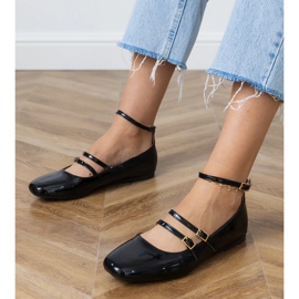 Les ballerines noires verni avec des boucles