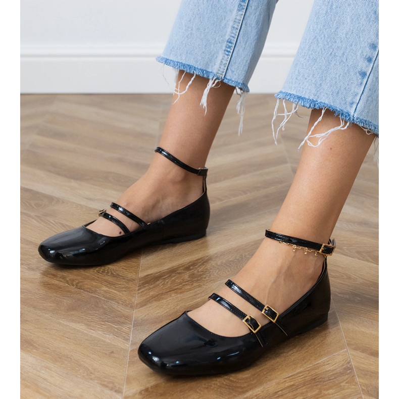 Les ballerines noires verni avec des boucles le noir Les ballerines noires verni avec des boucles le noir