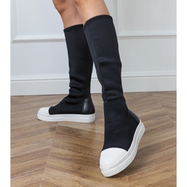 Bottes de sport de matériau noir avec une tige élastique