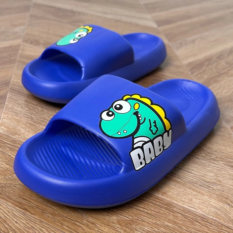 Les tongs des enfants bleus avec imprimé