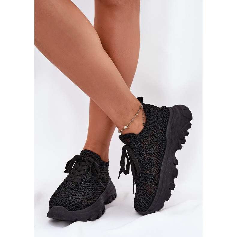 Baskets pour femmes avec une tige noire au crochet le noir