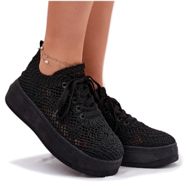 Baskets pour femmes sur la plate-forme avec une tige noire supérieure au crochet