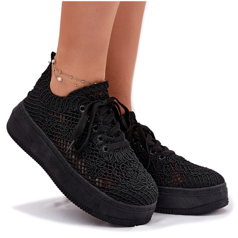 Baskets pour femmes sur la plate-forme avec une tige noire supérieure au crochet le noir