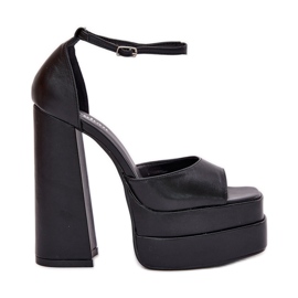 Sandales féminines sur le post et la plate-forme noir