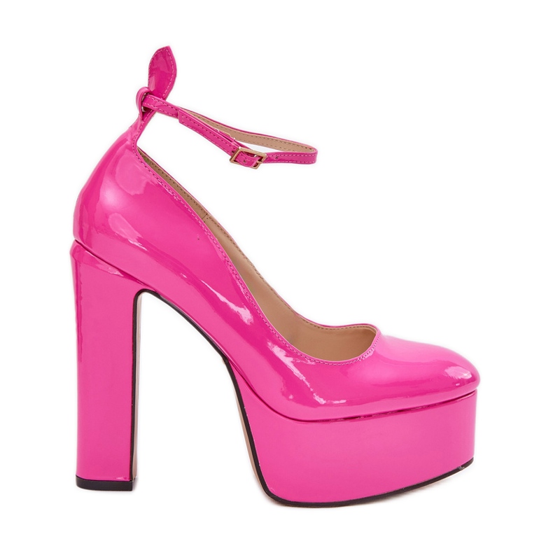Pompes peintes sur un poteau élevé et une plate-forme rose Pompes peintes sur un poteau élevé et une plate-forme rose