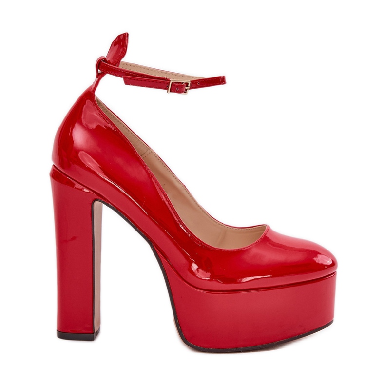 Pompes peintes sur un poteau élevé et une plate-forme rouge