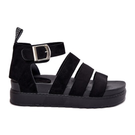 Sandales féminines sur la plate-forme avec des rayures noires