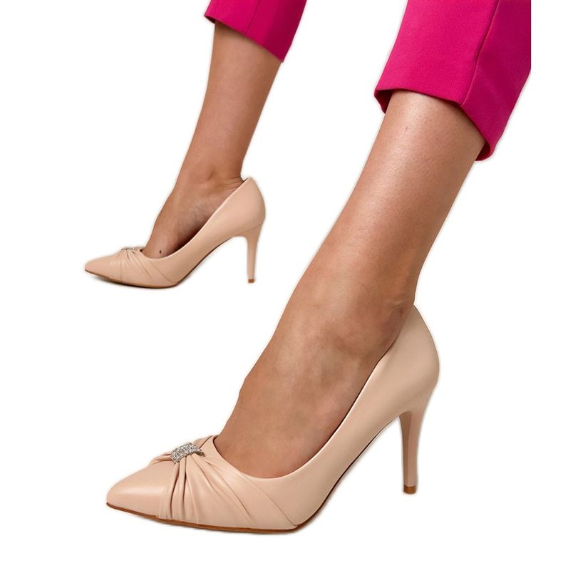 Pompes classiques beige sur une épingle avec zircons