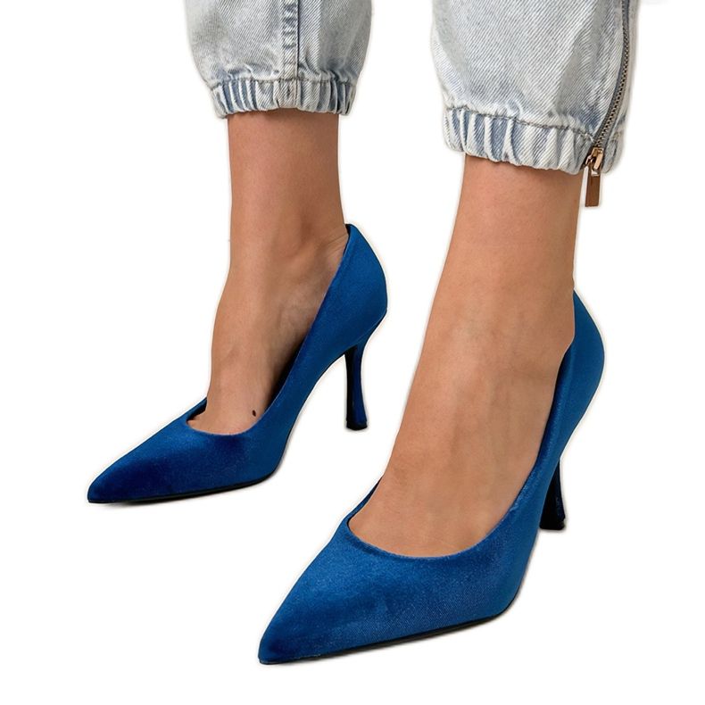 Pompe en velours bleu marine sur le talon haut Pompe en velours bleu marine sur le talon haut