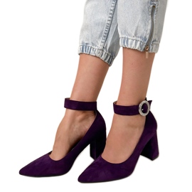 Pompes violettes sur le poteau avec une boucle et des zircons