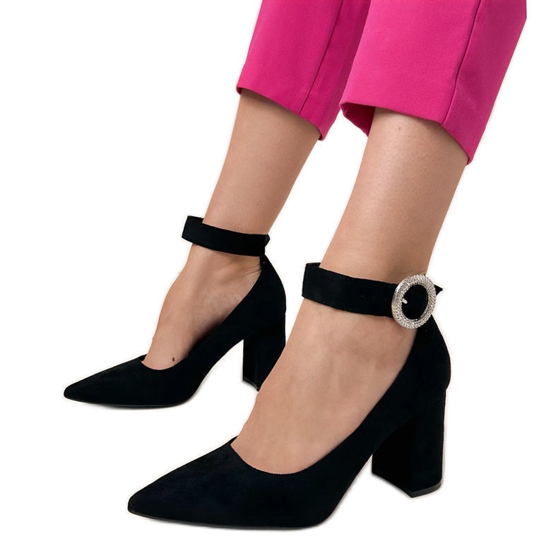 Pompes noires sur le poteau avec une boucle et des zircons le noir Pompes noires sur le poteau avec une boucle et des zircons le noir