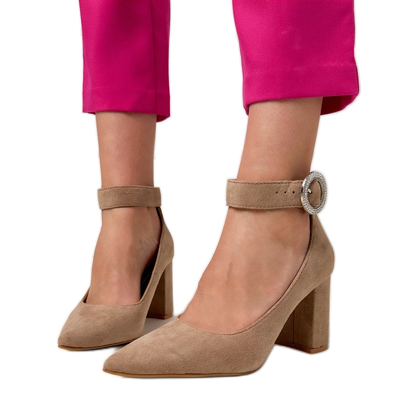 Pompes beige sur le poteau avec une boucle et des zircons