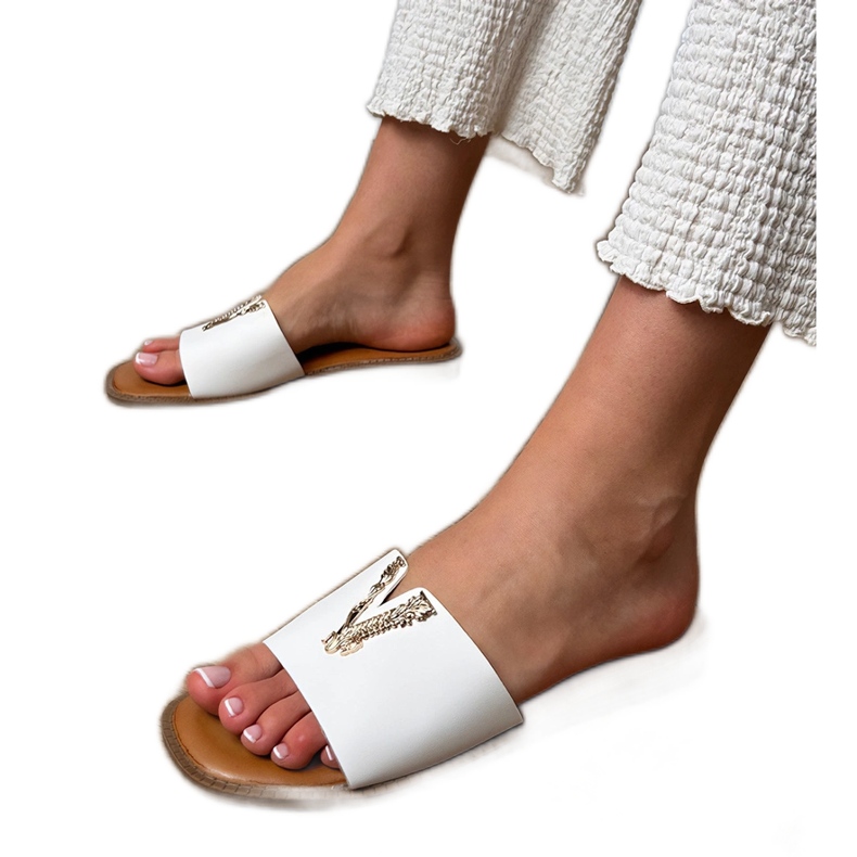 Les tongs blancs avec une décoration dorée blanche Les tongs blancs avec une décoration dorée blanche