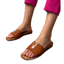 Flip brun -flops avec une décoration dorée
