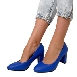 Pompes bleues classiques sur le post
