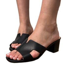 Les tongs noirs sur le pilier avec des découpes sur la ceinture