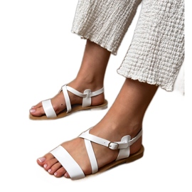Sandales plates blanches avec une ceinture