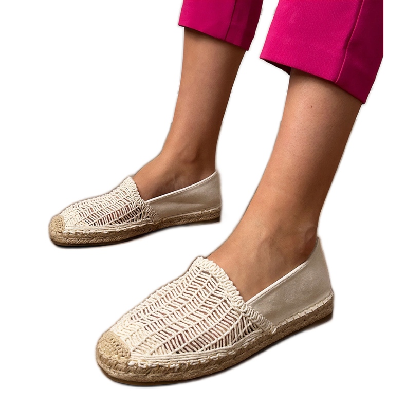 Espadrilles beige ouverts sur la plate-forme