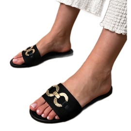 Les tongs noirs avec une décoration dorée sur le bar