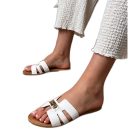 Les tongs blancs avec des découpes sur la ceinture et la décoration dorée