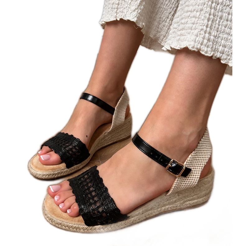 Sandales de coin noir avec une ceinture tressée le noir
