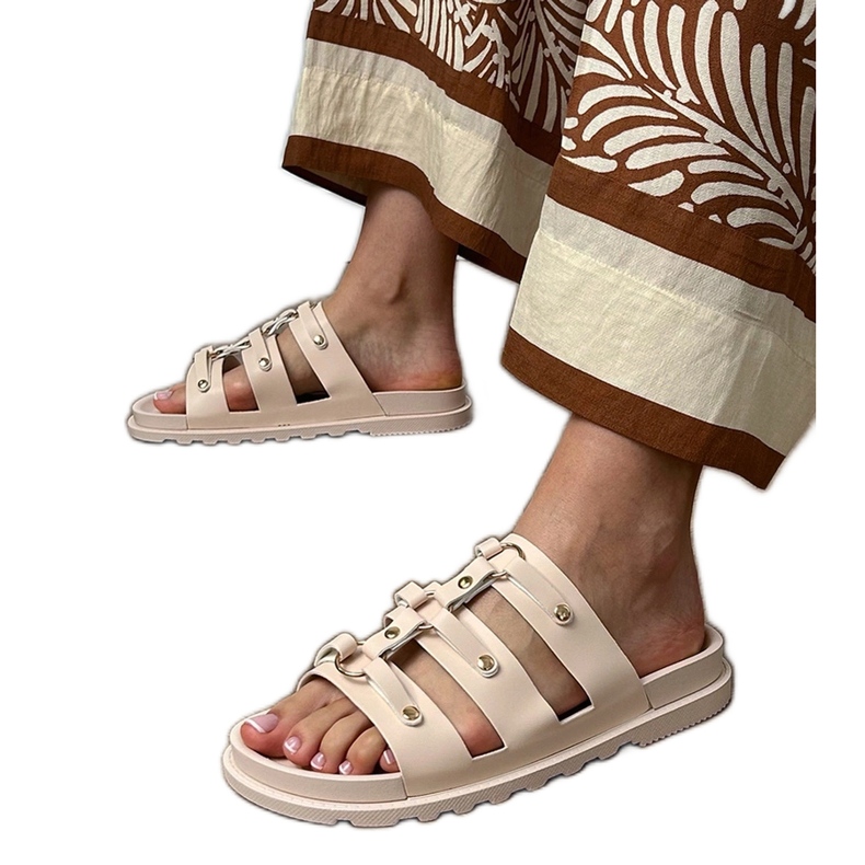 Les tongs romains beige avec des goujons Les tongs romains beige avec des goujons