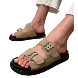 Les tongs verts avec des pinces sur les rayures beige