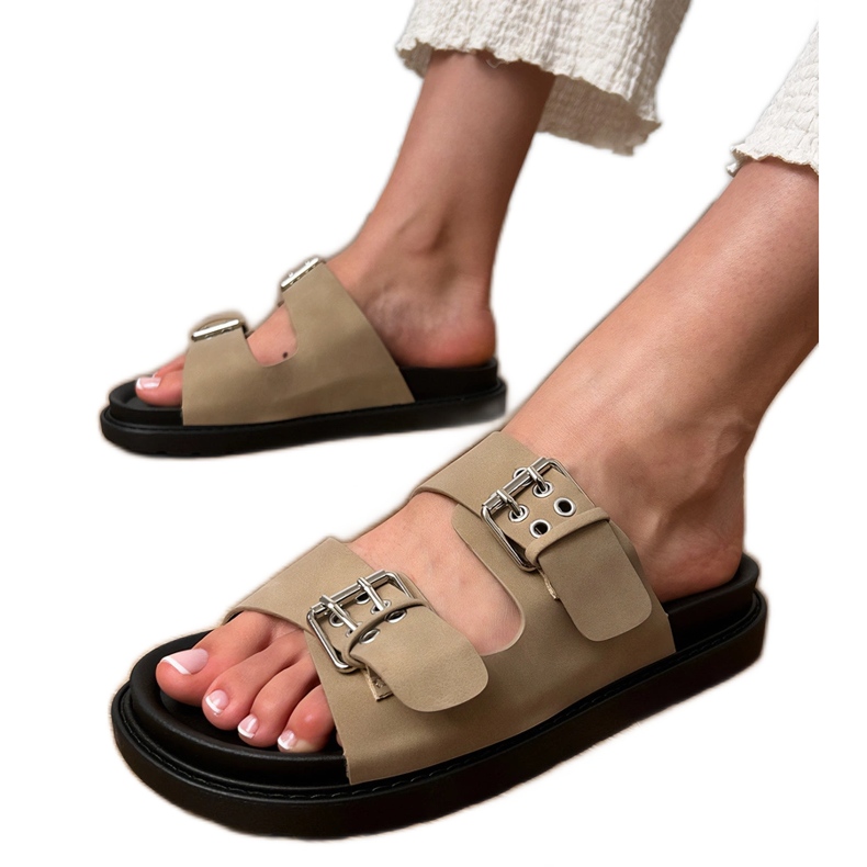 Les tongs verts avec des pinces sur les rayures beige